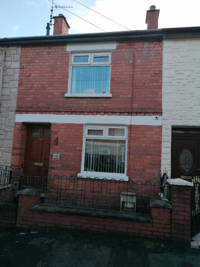 Maire Toireasa - Cosy Refurbished Property In The Gaeltacht Quarter Belfast Eksteriør bilde